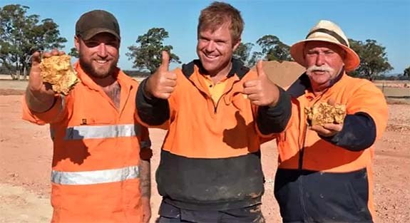 aussie-gold-hunters-find-a-pair-of-gold-nuggets-weighing-a-combined-7